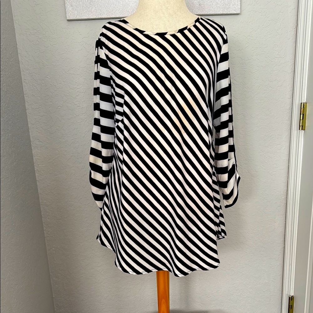 Beige by eci Black and White 3/4 Sleeve Boxy Tunic